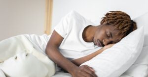 découvrez les différentes positions de sommeil et comment elles impactent votre santé et votre confort nocturne. apprenez à choisir la meilleure posture pour un repos réparateur.