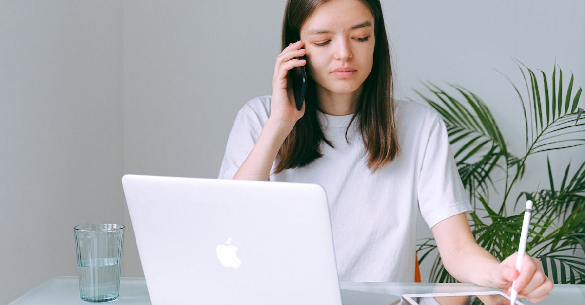 découvrez comment le 'tech neck' impacte votre posture et votre bien-être. apprenez des astuces pour prévenir et soulager cette douleur cervicale liée à une utilisation excessive des écrans. prenez soin de votre cou et améliorez votre confort au quotidien.