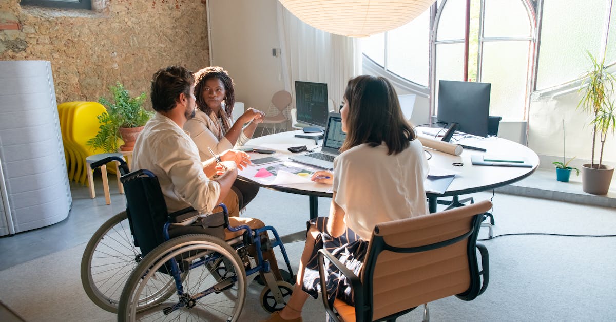 découvrez notre chaise ergonomique conçue pour allier confort et soutien optimal, idéale pour le télétravail ou les longues heures de bureau. transformez votre espace de travail avec un mobilier qui prend soin de votre posture.