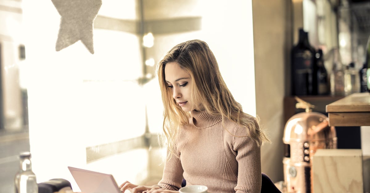 découvrez le phénomène du 'tech neck', une condition liée à l'utilisation excessive des écrans. apprenez comment il affecte votre posture, ses symptômes et des conseils pratiques pour soulager la douleur et prévenir son apparition.