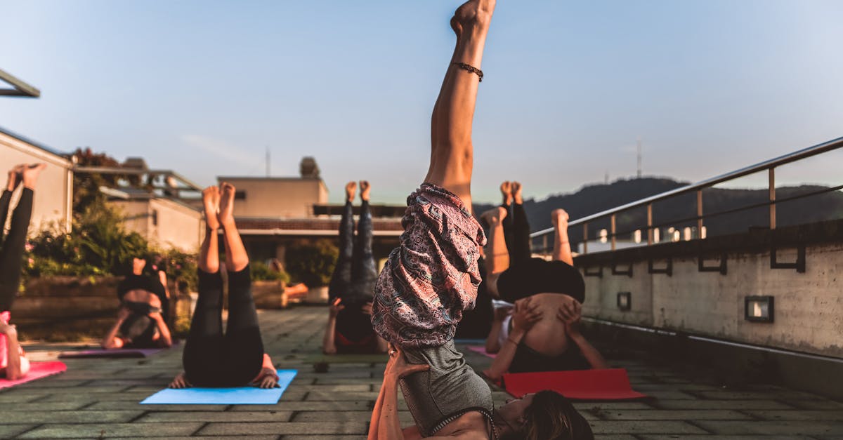 découvrez les bienfaits du yoga pour le corps et l'esprit. pratiquez différentes postures, techniques de respiration et méditation pour améliorer votre bien-être général, réduire le stress et augmenter votre flexibilité.