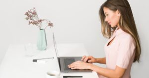 découvrez notre gamme de bureaux debout ergonomiques, conçus pour améliorer votre confort et votre productivité au travail. optez pour une solution flexible qui s'adapte à vos besoins et vous aide à maintenir une posture saine tout au long de la journée.
