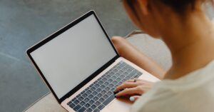 découvrez le phénomène du 'tech neck', une condition causée par l'utilisation fréquente des appareils électroniques. apprenez à reconnaître ses symptômes, à comprendre ses causes et à adopter des solutions efficaces pour soulager votre cou et améliorer votre posture au quotidien.