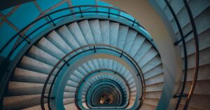 découvrez vertigo, un chef-d'œuvre du cinéma qui vous plonge dans une spirale d'émotions et de mystères. explorez l'art de la manipulation visuelle et la narration captivante dans ce film emblématique d'hitchcock, où l'amour et la obsession se croisent dans un tourbillon d'intrigues.