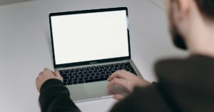 découvrez l'importance de l'ergonomie dans votre environnement de travail. apprenez comment optimiser votre poste de travail pour améliorer votre confort, votre productivité et votre bien-être au quotidien.