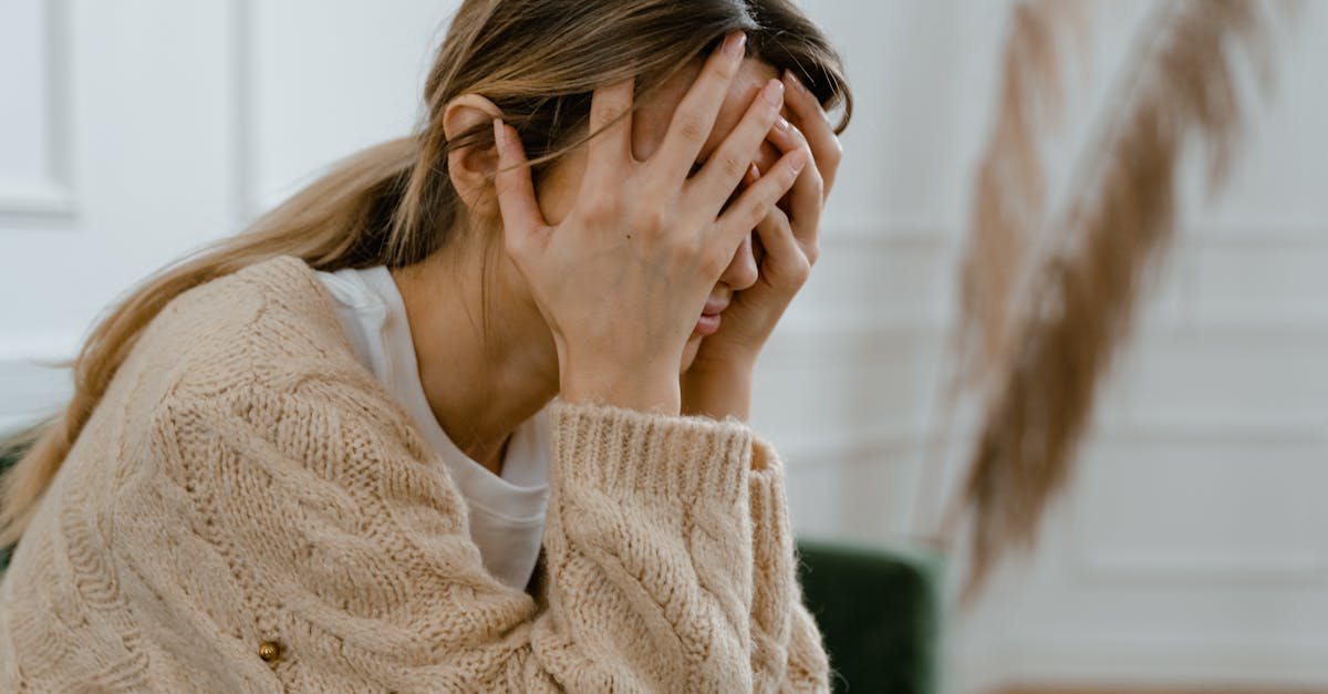 découvrez les causes et les solutions aux maux de tête hormonaux. apprenez à identifier les déclencheurs hormonaux et explorez des astuces pour soulager ces douleurs liées aux fluctuations hormonales.