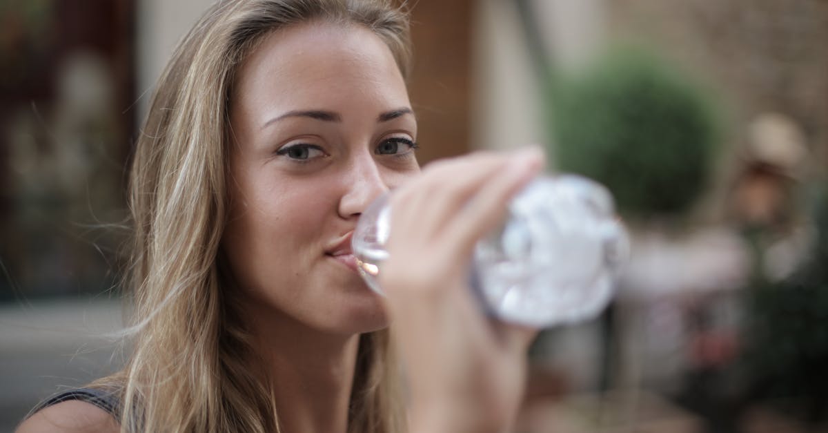 découvrez l'importance de l'hydratation pour votre bien-être. apprenez comment maintenir un équilibre hydrique optimal, les bienfaits de l'eau pour votre corps, et des conseils pratiques pour rester correctement hydraté tout au long de la journée.