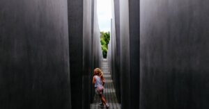 la labyrinthe est une affection de l'oreille interne qui provoque des vertiges, des troubles de l'équilibre et des pertes auditives. découvrez les causes, les symptômes et les traitements de cette maladie pour mieux comprendre comment elle impacte votre santé.
