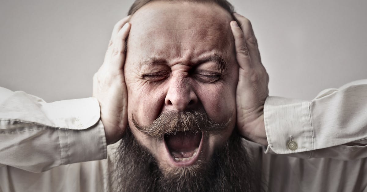 découvrez les principaux déclencheurs de migraine et comment les éviter. apprenez à identifier les facteurs environnementaux, alimentaires et émotionnels qui peuvent provoquer des crises de migraine. informez-vous sur les solutions pour gérer et prévenir ces douleurs intenses.