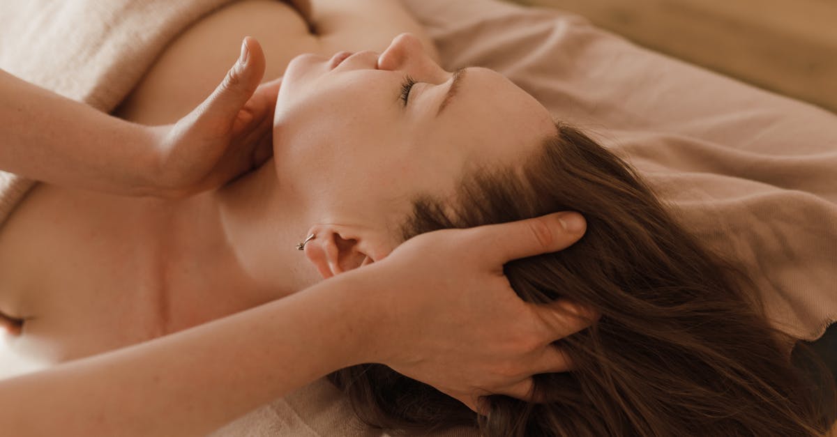 découvrez des exercices efficaces pour soulager les douleurs au cou. améliorez votre confort quotidien grâce à notre guide d'étirements et de renforcement conçus pour apaiser les tensions cervicales.