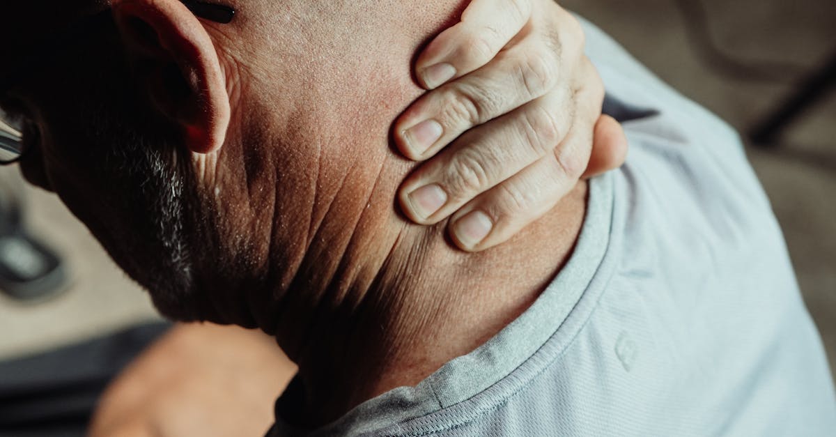 découvrez comment améliorer votre posture du cou pour réduire les douleurs et renforcer votre bien-être. des conseils pratiques et des exercices efficaces pour une tenue droite et saine.