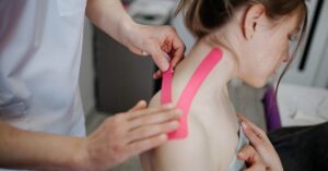 découvrez des solutions efficaces pour soulager la douleur à l'épaule, comprendre ses causes et apprendre des exercices pour améliorer votre confort quotidien.