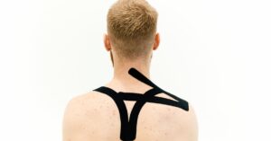 découvrez les causes, symptômes et traitements de la douleur à l'épaule. apprenez comment soulager l'inconfort et retrouver votre mobilité grâce à nos conseils pratiques et astuces.