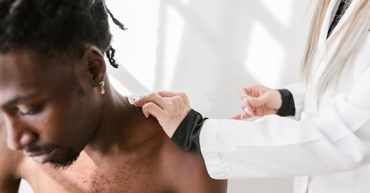 découvrez les principales causes de la douleur à l'épaule, des blessures musculaires aux problèmes articulaires. informez-vous sur les symptômes, traitements et conseils pour soulager votre inconfort et améliorer votre qualité de vie.
