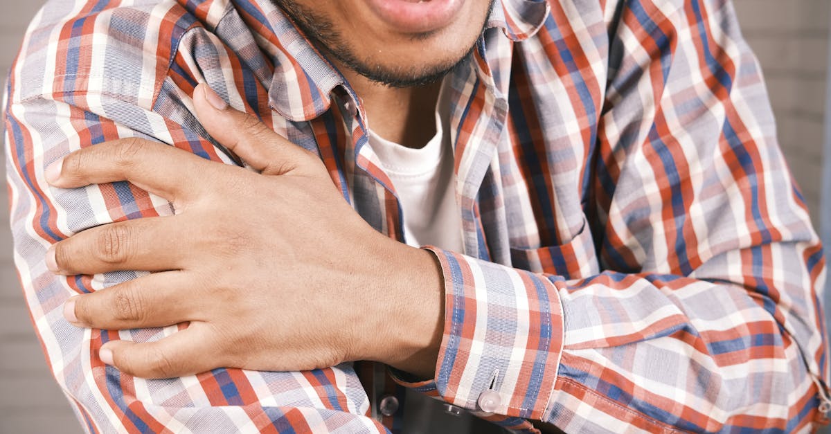 découvrez les causes des douleurs à l'épaule, qu'elles soient liées à des blessures, des conditions médicales ou des activités quotidiennes. informez-vous sur les symptômes, les facteurs de risque et les solutions pour soulager votre douleur.
