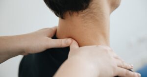 découvrez des solutions efficaces pour soulager la douleur à l'épaule. explorez des conseils pratiques, des exercices, et des traitements naturels pour retrouver confort et mobilité. ne laissez plus la douleur entraver votre quotidien !