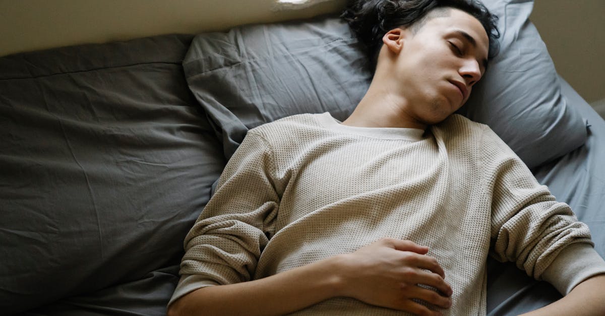 découvrez les meilleures positions de sommeil pour favoriser un repos réparateur. apprenez comment votre choix de position peut influencer votre santé, votre confort et la qualité de votre sommeil.