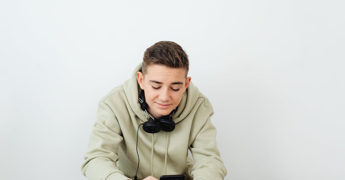 découvrez comment le "tech neck" peut affecter votre posture et votre bien-être. apprenez des astuces pour prévenir et soulager cette douleur cervicale causée par l'utilisation excessive des écrans. adoptez des habitudes saines pour protéger votre cou et améliorer votre qualité de vie.