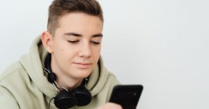 découvrez le phénomène du "tech neck", cette douleur cervicale liée à l'utilisation excessive des écrans. apprenez à prévenir et soulager les symptômes grâce à des conseils pratiques et des exercices adaptés.