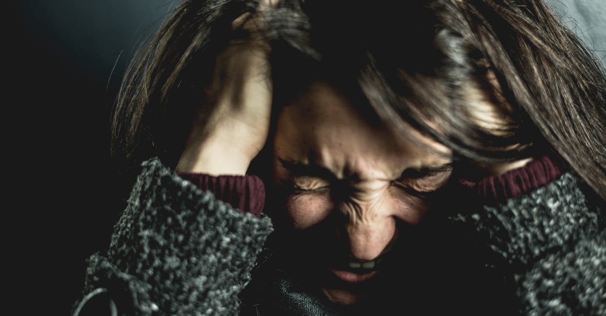 découvrez les causes, symptômes et traitements des douleurs thoraciques. notre guide vous aide à comprendre les problèmes liés à la douleur thoracique et quand consulter un professionnel de santé.