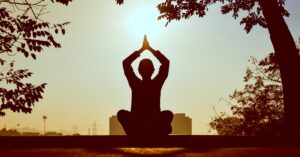 découvrez l'univers apaisant du yoga, une pratique ancestrale qui favorise l'équilibre entre le corps et l'esprit. explorez des postures, des techniques de respiration et des conseils adaptés à tous les niveaux pour améliorer votre bien-être et votre sérénité au quotidien.
