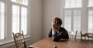 découvrez des solutions efficaces pour soulager la douleur cervicale. apprenez sur les causes, les symptômes et les traitements disponibles pour améliorer votre bien-être et retrouver un quotidien sans douleur.