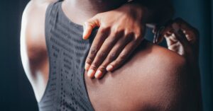 découvrez des exercices efficaces pour soulager la douleur cervicale. améliorez votre mobilité et réduisez l'inconfort avec notre guide pratique et accessible.