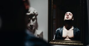 découvrez les causes, symptômes et traitements de la douleur thoracique. que vous ressentiez une gêne légère ou une douleur intense, apprenez quand consulter un professionnel de santé et comment gérer vos inquiétudes.