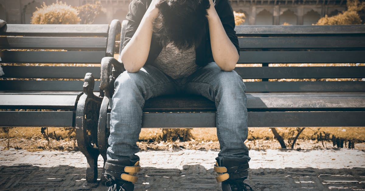 découvrez les causes possibles de la douleur thoracique, ses symptômes associés et les actions à entreprendre. informez-vous sur quand consulter un médecin pour une douleur dans la poitrine, afin d'assurer votre santé et votre sécurité.