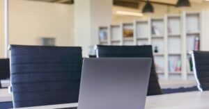 découvrez notre sélection de chaises ergonomiques, conçues pour améliorer votre confort et votre posture à votre bureau. des modèles variés pour répondre à tous vos besoins en matière de santé et de bien-être au travail.
