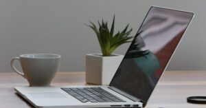 découvrez comment un espace de travail ergonomique peut améliorer votre confort et votre productivité. explorez des conseils pratiques pour aménager votre bureau afin de réduire les tensions corporelles et optimiser votre bien-être au travail.