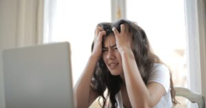 découvrez tout sur les maux de tête hormonaux : causes, symptômes et traitements. apprenez comment les fluctuations hormonales peuvent affecter votre bien-être et trouvez des solutions pour soulager vos douleurs.