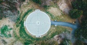 découvrez tout sur la labyrinthe, une inflammation de l'oreille interne qui peut causer des vertiges, des troubles de l'équilibre et des oreilles. informez-vous sur les symptômes, les causes et les traitements disponibles pour cette affection.