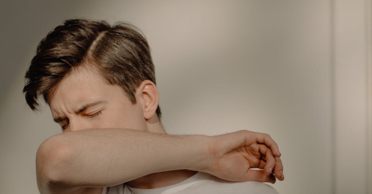 découvrez la maladie de ménière, une affection de l'oreille interne qui provoque des vertiges, des acouphènes et des pertes d'audition. apprenez-en davantage sur ses symptômes, traitements et conseils pour mieux vivre avec cette condition.