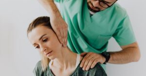 découvrez des conseils efficaces pour soulager la douleur au cou. apprenez les causes, les symptômes et les traitements naturels pour retrouver un confort optimal et améliorer votre qualité de vie.