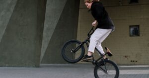 découvrez les bienfaits du pelvic tilt, une technique de renforcement et d'étirement qui améliore la posture, soulage les douleurs lombaires et favorise la stabilité du bassin. apprenez à intégrer ces exercices dans votre routine quotidienne pour un meilleur bien-être corporel.