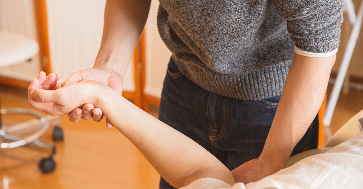 découvrez des méthodes efficaces pour la réhabilitation de la coiffe des rotateurs. apprenez des exercices ciblés et des conseils d'experts pour retrouver force et mobilité après une blessure à l'épaule.