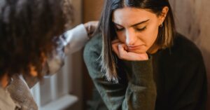 découvrez tout sur la bursite de l'épaule, une inflammation douloureuse affectant l'articulation. apprenez ses causes, symptômes et traitements pour retrouver votre confort au quotidien.