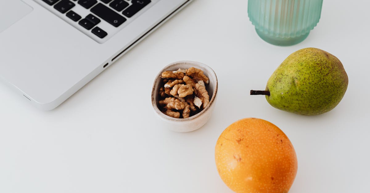 découvrez comment créer un espace de travail ergonomique qui favorise le confort et la productivité. apprenez les meilleures pratiques pour aménager votre bureau afin de réduire la fatigue et les douleurs, tout en optimisant votre efficacité au quotidien.