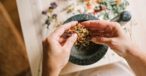 découvrez des remèdes maison simples et naturels pour soulager divers maux au quotidien. apprenez à utiliser des ingrédients courants pour améliorer votre santé et votre bien-être sans recourir aux médicaments.