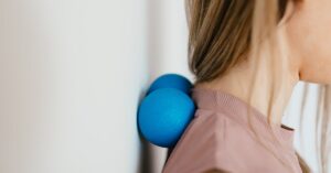 découvrez des conseils pratiques et des solutions efficaces pour soulager vos douleurs cervicales. apprenez à prévenir et à traiter la douleur au cou grâce à des exercices adaptés et à des astuces de bien-être.