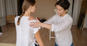 découvrez l'importance de l'alignement des épaules pour une posture optimale et un bien-être accru. apprenez des techniques efficaces pour améliorer votre posture et prévenir les douleurs liées à un mauvais alignement des épaules.