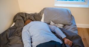 découvrez les meilleures positions de sommeil pour un repos optimal. apprenez comment choisir la posture idéale pour améliorer votre qualité de sommeil, réduire les douleurs et favoriser une bonne santé.