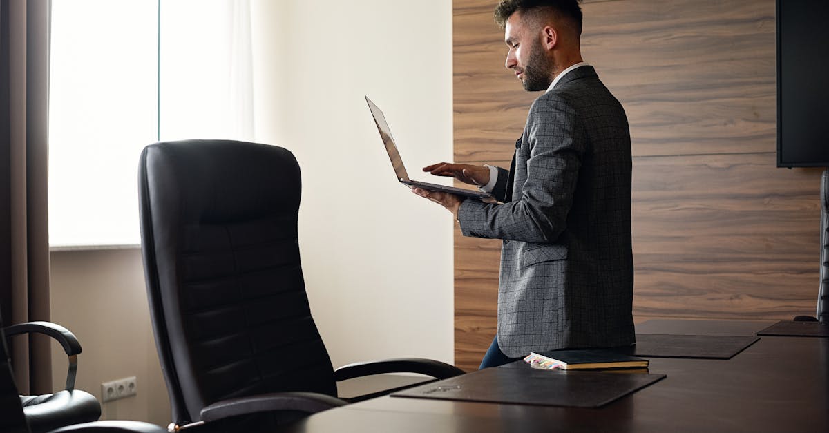 découvrez les bureaux debout, idéaux pour améliorer votre posture et votre bien-être au travail. transformez votre espace de travail en un environnement dynamique et productif grâce à ces meubles ergonomiques qui favorisent la santé et la concentration.