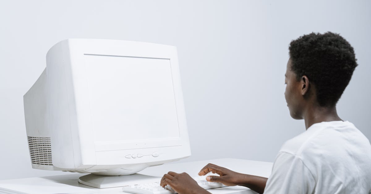 découvrez le tech neck, un phénomène moderne lié à l'utilisation excessive des appareils numériques. apprenez à prévenir et soulager les douleurs cervicales causées par une mauvaise posture grâce à des conseils pratiques et des exercices ciblés.